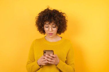 Kadın cep telefonuna göz atıyor 