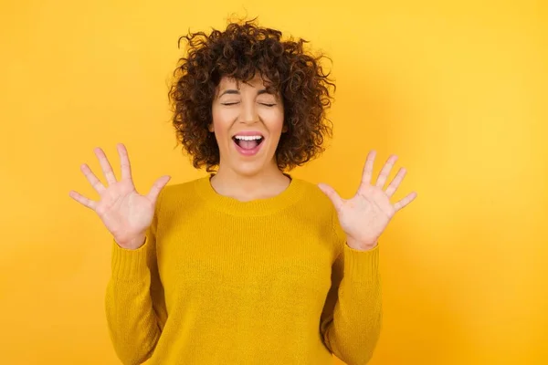 Emotiv Krullend Haar Vrouw Gele Studio Lacht Luid Wordt Overgelukkig — Stockfoto