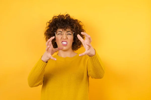 Vechten Schreeuwen Vrouw Met Krullend Haar Gele Studio Agressieve Emotie — Stockfoto