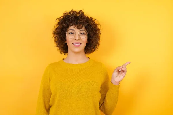 Gelukkig Midden Oosten Vrouw Met Krullend Haar Studio Wijzende Vinger — Stockfoto