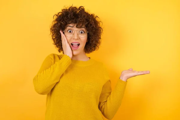 Verrast Vrouw Met Krullend Haar Gele Studio Verbaasd Gezicht Met — Stockfoto