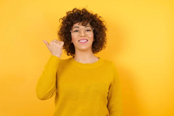 Mulher Feliz Oriente Médio Com Cabelo Encaracolado Estúdio Apontando Dedo — Fotografia de Stock