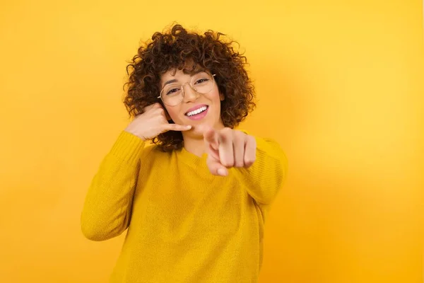 Bela Mulher Oriente Médio Com Cabelo Encaracolado Sorrindo Alegremente Apontando — Fotografia de Stock