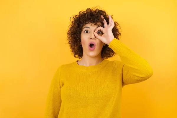 Vrouw Doet Gebaar Geschokt Met Verrast Gezicht Oog Kijkt Door — Stockfoto