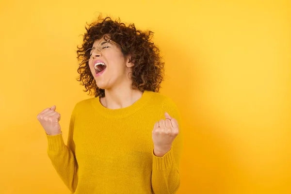 Schreeuwende Vrouw Met Krullend Haar Gele Studio Agressieve Emotie — Stockfoto