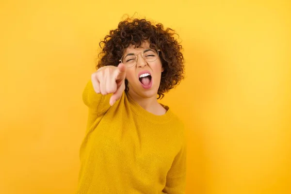 Schreeuwende Vrouw Met Krullend Haar Gele Studio Agressieve Emotie — Stockfoto