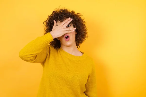 Vrouw Gele Trui Met Krullend Haar Studio Gluren Shock Bedekking — Stockfoto