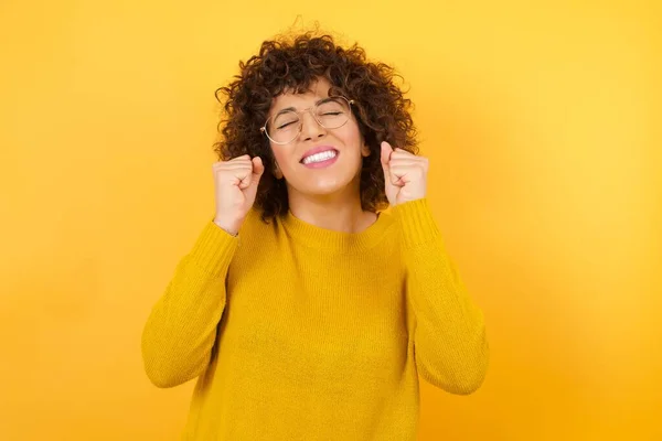 Gelukkige Vrouw Met Krullend Haar Gele Studio Opgewonden Voor Succes — Stockfoto