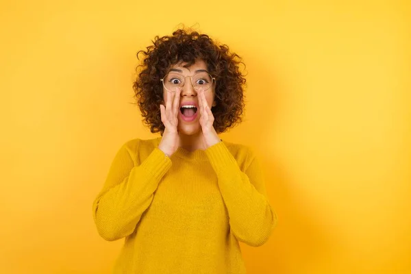 Krullend Haar Blanke Vrouw Gele Studio Schreeuwen Opgewonden Naar Voren — Stockfoto