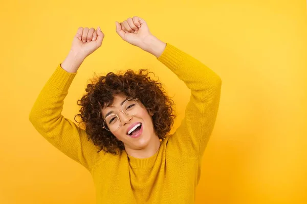 Mooie Midden Oosterse Vrouw Met Krullend Haar Handen Omhoog Verbaasd — Stockfoto