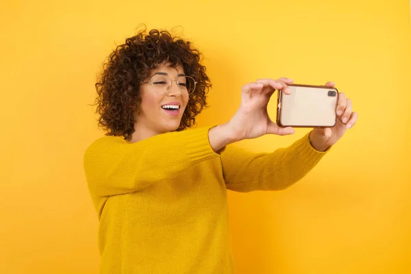 Mujer Feliz Con Pelo Rizado Estudio Con Teléfono Inteligente Tomando — Foto de Stock