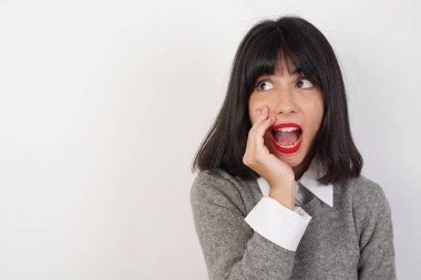 Model inanılmaz özel haberler duyuyor, izlenim, çığlık, paylaşım konsepti