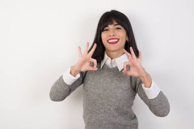 Gülümseyen kadın her iki elini de 