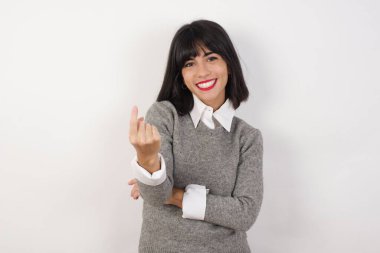 Genç bayan seni çağırıyor, el kol hareketi yap. Mutlu bir şekilde karşıla ve gülümse.