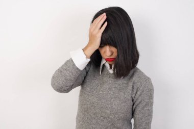 Duvara dayanmış üzgün ve yalnız bir kadın. Ağlıyor, 