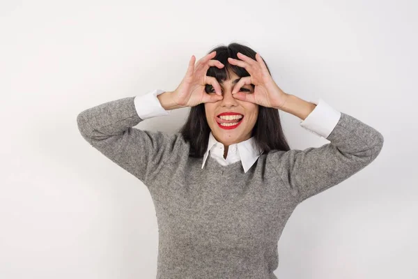 Jonge Blanke Vrouw Die Een Goed Gebaar Maakt Als Een — Stockfoto