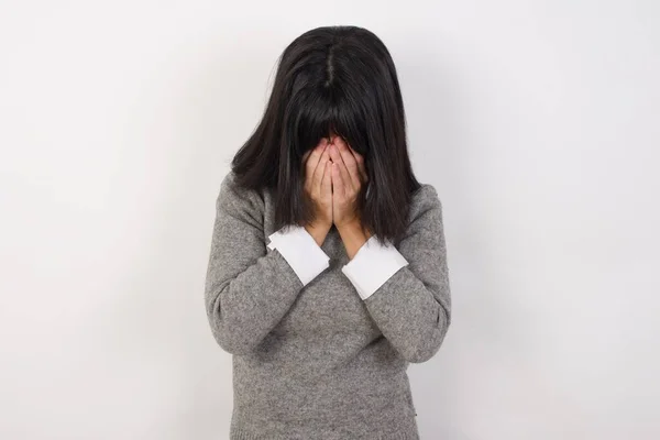 Mujer Joven Cubriéndose Cara Con Las Manos Devastada Llorando Triste —  Fotos de Stock