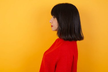 Tarafını arayan güzel, beyaz bir kadın, rahat bir poz, kendine güvenen bir gülümsemeyle doğal bir yüz..