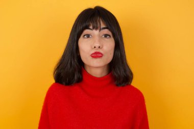 Güzel bir poz, dudak bükme, kameraya bakma, insan yüz ifadeleri.