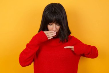 Şok olmuş modelim şaşırtıcı bir şekilde aşağı bakıyor, ön parmağı boş, korkmuş model