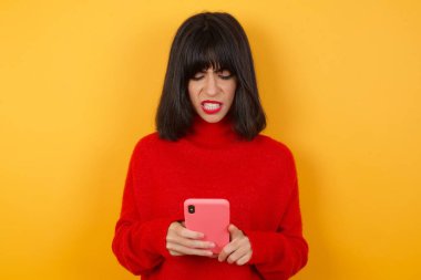 Akıllı telefon, sosyal medya haberleri ya da önemli e-postalar kullanarak odaklanmış MODEL 