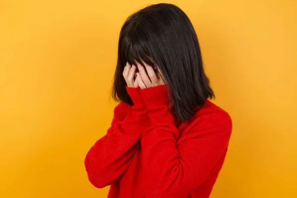 Triste Joven Caucásica Llorando Cubriéndose Cara Con Las Manos —  Fotos de Stock