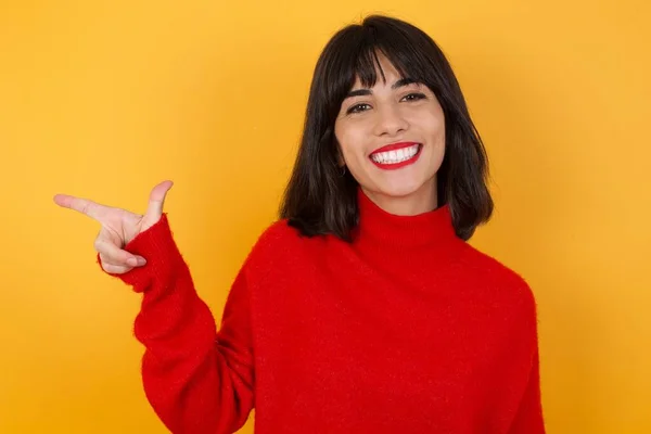 Mujer Joven Señalando Hacia Arriba Con Los Dedos Número Ocho — Foto de Stock