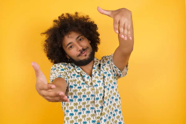 Pemuda Tampan Dengan Rambut Keriting Tersenyum Dengan Tangan Terbuka Untuk — Stok Foto