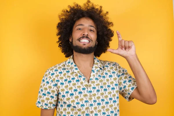 Jovem Com Cabelo Encaracolado Gesticulando Com Mão Fazendo Pequeno Sinal — Fotografia de Stock