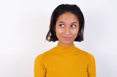 Model boş alana bakıyor düşünceli 