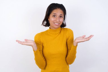 Cahil manken omuz omuza omuz silkiyor, şüpheli bir durumla karşı karşıya, avuç içlerine yayılıyor, zor bir karar.