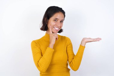 Komik modelim yeni bir ürünü açık tutuyor. Harika bir öneri. 