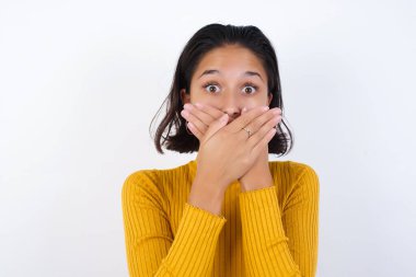 Model ağzını yanlışlıkla ellerle kapatmayı şok etti. Gizli konsept.