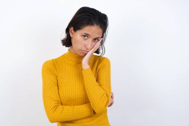 Çok sıkılmış MODEL el ele tutuşurken başka bir çapraz el ile desteklerken, yorgun ve hasta görünüyor,  