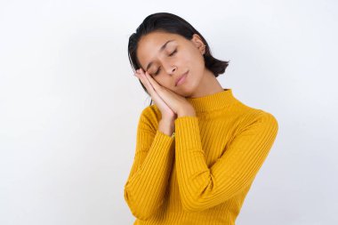 Model uyurken, hayal kurarken ve ellerimizi birleştirirken kapalı gözlerle gülümserken.