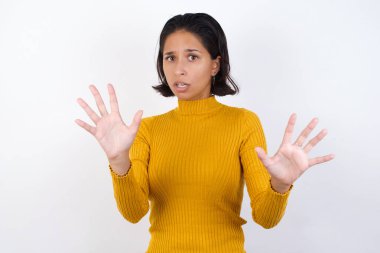 Korkmuş ve korkudan dehşete düşmüş genç bir kadın. El hareketlerini bırak, şok içinde bağır. Panik konsepti.