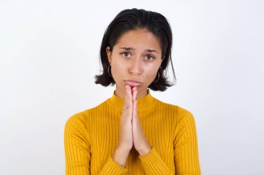 Güzel genç kadın avuçlarını bir arada tutar, insanların duyguları konsepti..