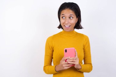 Model 'in akıllı telefon tutarken çekilen kopyalanmış uzay fotoğrafı