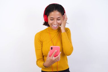 Happy Model akıllı telefon ekranına odaklanırken kendini iyi hissediyor. İnsanlar, teknoloji, yaşam tarzı