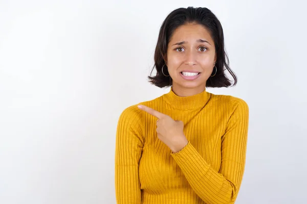 Vacker Ung Kvinna Peka Sidan Orolig Och Nervös Med Pekfinger — Stockfoto