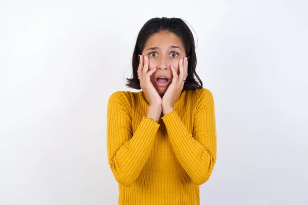 Mooie Jonge Vrouw Uiten Opwinding Sensatie Houdt Kaak Laten Vallen — Stockfoto