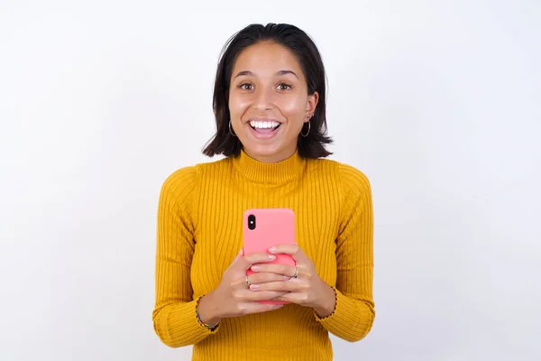 Belle Jeune Femme Tenant Téléphone Dans Les Mains — Photo