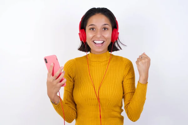 Mulher Bonita Positiva Detém Telefone Celular Moderno Conectado Fones Ouvido — Fotografia de Stock