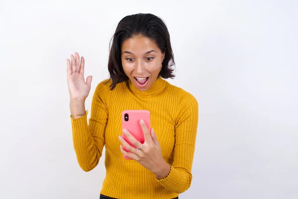 Retrato Cerca Una Hermosa Joven Sosteniendo Las Manos Teléfono Celular —  Fotos de Stock