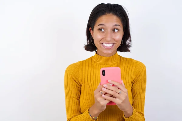 Portrait Belle Jeune Femme Tenant Dans Les Mains Nouveau Téléphone — Photo