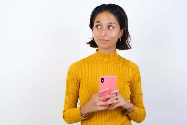 Foto Una Hermosa Mujer Joven Sostiene Teléfono Inteligente Las Manos —  Fotos de Stock