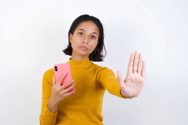 Vacker Ung Kvinna Med Hjälp Smartphone Och Gör Stopp Tecken — Stockfoto
