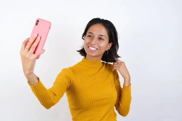 Model Smiling Taking Selfie Ready Post Her Social Media — Stock Photo, Image