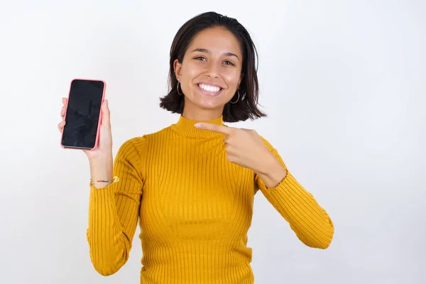 Joyeux Belle Jeune Femme Pointant Vers Smartphone — Photo