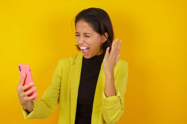 Kızgın, güzel genç bir kadın telefonda bağırıyor, bir çalışanla tartışıyor. İşte sorunlar var..